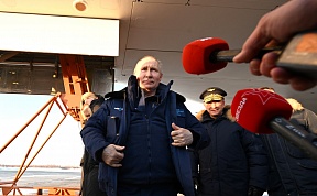 Vladimir Putin flies a Tu-160M missile carrier Vladimir Putin flies a Tu-160M missile carrier